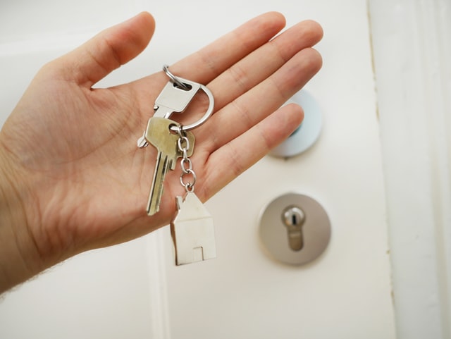 A person holding keys in the hand.