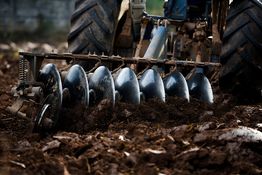 Different types of tractor plows and their need in agriculture